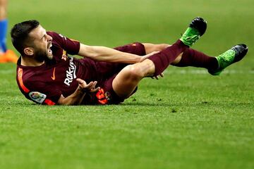 Jordi Alba se duele de la entrada recibida por Samuel García. El jugador del Málaga fue expulsado por la dura acción.