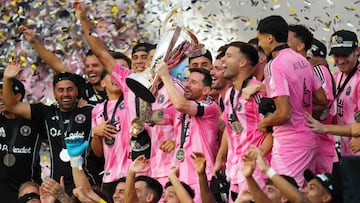 FORT LAUDERDALE, FLORIDA - DECEMBER 06: Lionel Messi #10 of Inter Miami CF lifts the Champion's trophy after winning the Audi 2025 MLS Cup Final match between Inter Miami CF and Vancouver Whitecaps FC at Chase Stadium on December 06, 2025 in Fort Lauderdale, Florida. Rich Storry/Getty Images/AFP (Photo by Rich Storry / GETTY IMAGES NORTH AMERICA / Getty Images via AFP)