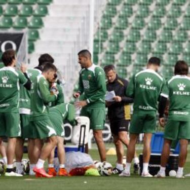 Ganar el partido de hoy para olvidar los líos en los despachos