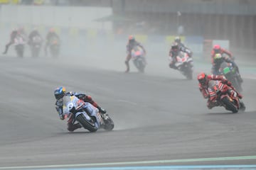 El piloto español Alex Márquez seguido del italiano Francesco Bagnaia durante el Gran Premio de hoy. 