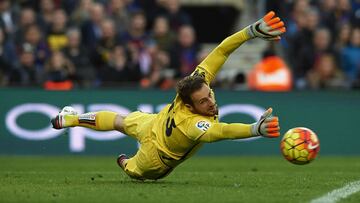 Oblak se lanza a por un bal&oacute;n.