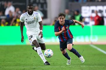 Rüdiger acecha a Gavi durante el Clásico de Las Vegas.