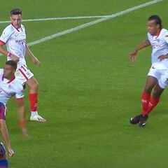 El vídeo del posible penalti a Messi de Diego Carlos en el 92'