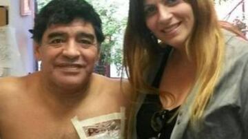 Diego Maradona, de una manera poco amorosa, se tatuó la palabra "perra" en su pectoral izquierdo, en alusión a su novia.