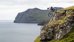 Kilian Bron en las Islas Feroe con su MTB.