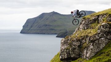 Kilian Bron en las Islas Feroe con su MTB.