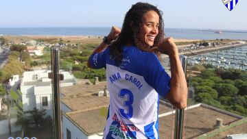 Ana Carol con la camiseta del Sporting Huelva.