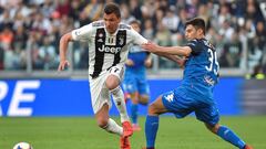 Soccer Football - Serie A - Juventus v Empoli - Allianz Stadium, Turin, Italy - March 30, 2019  Juventus&#039; Mario Mandzukic in action with Empoli&#039;s Christian Dell&#039;Orco  REUTERS/Massimo Pinca