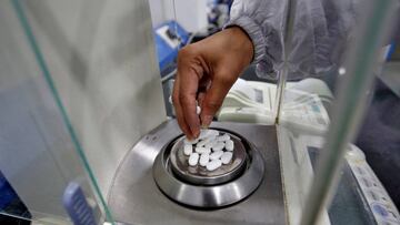 FILE PHOTO: A pharmacist checks weight of Paracetamol, a common pain reliever also sold as acetaminophen, tablets inside a lab of a pharmaceutical company on the outskirts of Ahmedabad, India, March 4, 2020. REUTERS/Amit Dave/File Photo