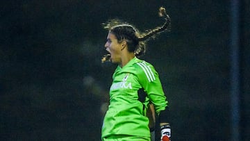 Saray Vázquez, portera del Real Oviedo, celebra el pase a octavos de la Copa de la Reina (Foto: Real Oviedo).