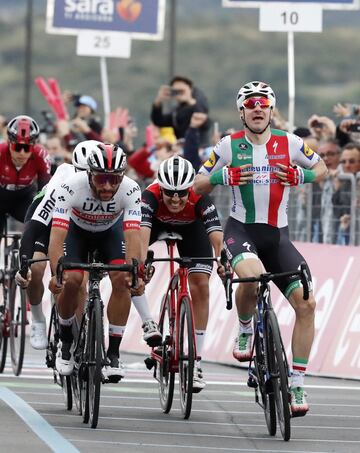 El ciclista colombiano se quedó con la tercera jornada del Giro de Italia tras la descalificación al corredor italiano por un movimiento ilegal en el sprint.