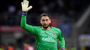 Soccer Football - Serie A - Inter Milan v AC Milan - San Siro, Milan, Italy - October 21, 2018 AC Milan's Gianluigi Donnarumma waves to fans REUTERS/Alberto Lingria
