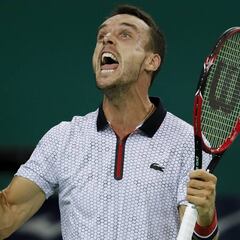 Djokovic stunned by Spaniard Bautista Agut in Shanghai semis