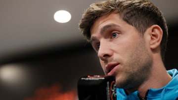 RIAD (ARABIA SAUDÍ), 11/01/2023.- El defensa del FC Barcelona Sergi Roberto asiste a una rueda de prensa este miércoles en Riad, Arabia Saudí, en la víspera del encuentro de semifinales de la Supercopa de España ante el Real Betis en el Estadio Internacional Rey Fahd. EFE/ Juan Carlos Cárdenas