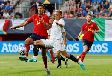 Rodrigo Hernández y Davide Frattesi luchan por un balón dividido.