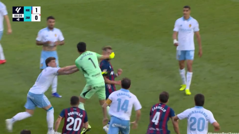 Es la agresión más salvaje en muchas décadas en España: un puñetazo intolerable de Andrada en el derbi