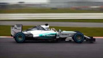 El nuevo monoplaza de Mercedes, en acci&oacute;n en Silverstone. 