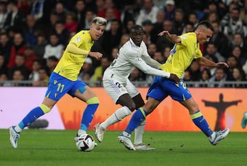 Mendy entre Alejo y San Emeterio.
