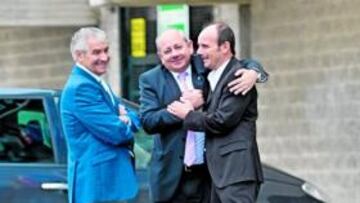 <b>EL ÚLTIMO PELOTAZO. </b>Pernía y Bedoya con Ibáñez, agente de Marcano, celebrando la venta de Iván.