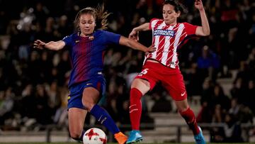 Kaci y Martens luchan por un balón.