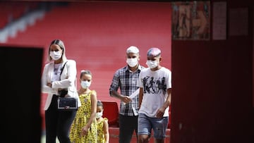 Banega entran con su familia al Sánchez Pizjuán.