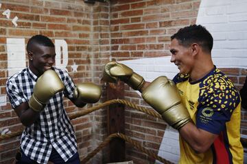 La medallista olímpica organizó una colecta de dinero para el boxeador colombiano que busca comprar una casa propia. Céiber Ávila también estuvo presente.