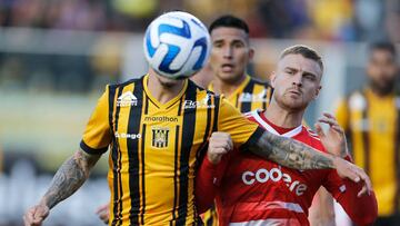 MIRAFLORES, BOLIVIA - APRIL 04: Gonzalo Castillo of The Strongest competes for the ball with Lucas Beltrán of River Plate during the Copa CONMEBOL Libertadores 2023 group D match between The Strongest and River Plate at Estadio Hernando Siles on April 04, 2023 in Miraflores, Bolivia. (Photo by Gaston Brito Miserocchi/Getty Images)