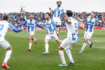 ?scar celebra, en el centro, aquel gol que le hizo a la Real de falta en el 94'. 