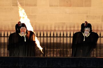 El grupo francés Gojira interpretando Ah Ça Ira, antigua canción de la revolución francesa, durante la cual enseñan la cabeza de la reina María Antonieta, condenada a la guillotina y encarcelada en el palacio de la Conciergerie,  lugar donde la banda de metal francesa hace su show para la ceremonia de inauguración.