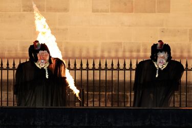 El grupo francés Gojira interpretando Ah Ça Ira, antigua canción de la revolución francesa, durante la cual enseñan la cabeza de la reina María Antonieta, condenada a la guillotina y encarcelada en el palacio de la Conciergerie,  lugar donde la banda de metal francesa hace su show para la ceremonia de inauguración.