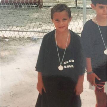 Rodrigo recibe una medalla, de niño.