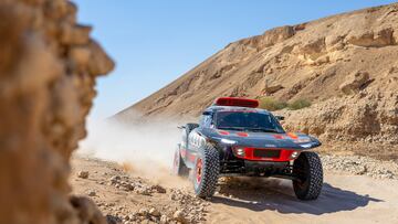 Al Salamiya/al Hofuf (Saudi Arabia), 05/01/2024.- Carlos Sainz of Spain drives his Audi RS Q E-TRON E2during the Stage 4 of the 2024 Rally Dakar from Al Salamiya to Al Hofuf, Saudi Arabia, 05 January 2024. (Arabia Saudita, España) EFE/EPA/Andrew Eaton
