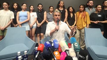 El productor musical Nacho Cano ofrece declaraciones a los medios, a 9 de julio de 2024, en Madrid (España). Nacho Cano ha atendido a los medios de comunicación tras ser detenido por contratar presuntamente a inmigrantes irregulares para su musical 'Malinche'. En concreto, se le acusa de un presunto delito contra los derechos de la población inmigrante y otro contra los derechos de los trabajadores. Tras tomarle declaración este martes, 9 de julio, ha quedado en libertad con cargos a la espera de una citación judicial.
09 JULIO 2024
Ricardo Rubio / Europa Press
09/07/2024