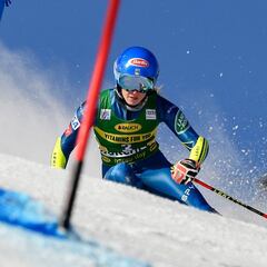 Shiffrin vuelve a ganar 323 días después e iguala a Hirscher