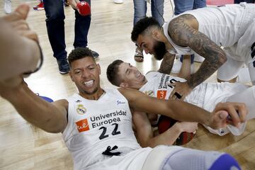 Jaycee Carroll celebra el triunfo junto a sus compañeros.