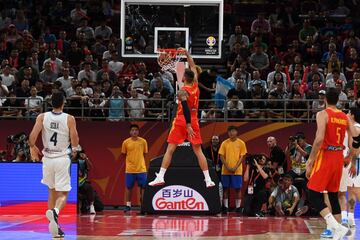 Willy Hernangómez slams a dunk.