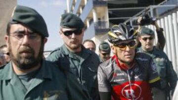 ESCOLTADO. Armstrong, en una imagen de archivo de la Vuelta a Murcia en 2010.