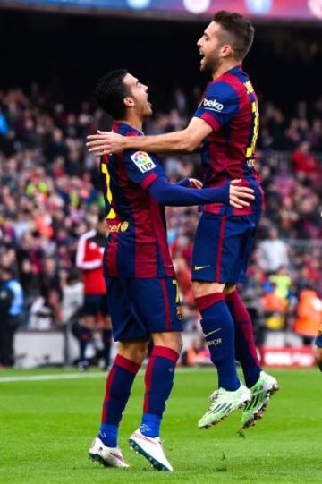 El delantero del FC Barcelona Pedro Rodríguez  celebra con su compañero, Jordi Alba, el gol que ha marcado ante el Córdoba, el primero del equipo, durante el partido correspondiente a la decimosexta jornada de Liga que disputan en el estadio Camp Nou de Barcelona.