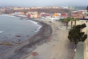 La playa de La Almadraba, situada en la costa sur de Ceuta, es una pequeña joya urbana de arena oscura que se extiende unos 100 metros de longitud y 15 de anchura. De ambiente tranquilo y con baja ocupación, es ideal para quienes buscan relajarse lejos del bullicio. Rodeada por el histórico barrio marinero del mismo nombre, esta playa conserva el encanto de una zona profundamente ligada al mar y a la tradición pesquera. Aunque no cuenta con aparcamiento propio, es accesible a pie, en bicicleta o mediante transporte público, y dispone de servicios como duchas, aseos y alquiler de sombrillas, lo que la convierte en una opción cómoda para disfrutar del verano ceutí.