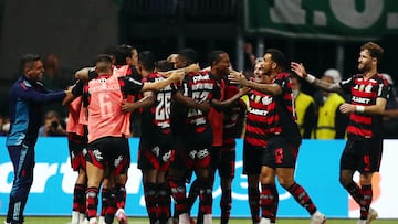 Soccer Football - Brasileiro Championship - Palmeiras v Flamengo - Allianz Parque, Sao Paulo, Brazil - May 25, 2025 Flamengo's Giorgian de Arrascaeta celebrates scoring their first goal with teammates REUTERS/Jean Carniel