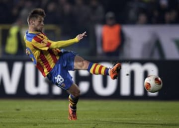 El centrocampista del Valencia, Fede Cartabia, marca el segundo gol de su equipo ante el Ludogorets Razgrad, durante el partido de ida de los octavos de final de la Liga Europa, en el estadio nacional Vasil Levski, en Sofía, Bulgaria.