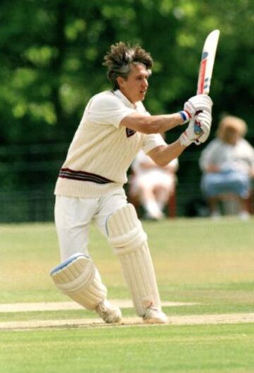 Gary Lineker se hizo conocido en el fútbol. Figura y seleccionado inglés, tras el retiro se dedicó al cricket.