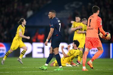 El delantero del PSG desolado tras caer eliminado por el conjunto alemán.