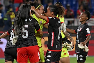 Independiente Santa Fe mantuvo la ventaja contra América de Cali en el estadio Pascual Guerrero y se coronó campeón por tercera vez en la historia.