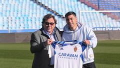 Tomás Alarcón posa con la camiseta del Real Zaragoza junto al director general Raúl Sanllehí.