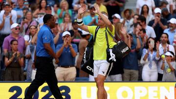 Alejandro Davidovich se despide del público del estadio Arthur Ashe después de perder contra Tommy Paul en el US Open.