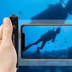 Sumerge tu móvil en el mar o la piscina y haz fotos con este 'pack' de dos fundas, herméticas e impermeables