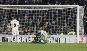 1-1. El VAR dio validez al primer gol de Sergio Canales.