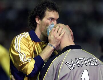 La selección francesa disputó en Mundial de 1998 en casa, tenía una de las generaciones más talentosas de los últimos años, sin embargo, lo más importante antes de empezar los partidos de la cita mundialista lo hacían el defensa galo, Laurent Blanc, y Fabian Barthez, el portero. Blanc antes de que comenzara el partido se acercaba a su compañero y le estampaba un beso en la cabeza. Lo que parecía un gesto más se acabó convirtiendo en el momento más decisivo del partido. Ese Mundial lo ganó la Francia de Zidane, pero en el imaginario popular siempre quedará que lo que le dio suerte en la cita era el beso que recibía todos los partidos Barthez, en su calva, de Blanc.