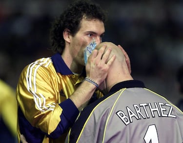 La selección francesa disputó en Mundial de 1998 en casa, tenía una de las generaciones más talentosas de los últimos años, sin embargo, lo más importante antes de empezar los partidos de la cita mundialista lo hacían el defensa galo, Laurent Blanc, y Fabian Barthez, el portero. Blanc antes de que comenzara el partido se acercaba a su compañero y le estampaba un beso en la cabeza. Lo que parecía un gesto más se acabó convirtiendo en el momento más decisivo del partido. Ese Mundial lo ganó la Francia de Zidane, pero en el imaginario popular siempre quedará que lo que le dio suerte en la cita era el beso que recibía todos los partidos Barthez, en su calva, de Blanc.